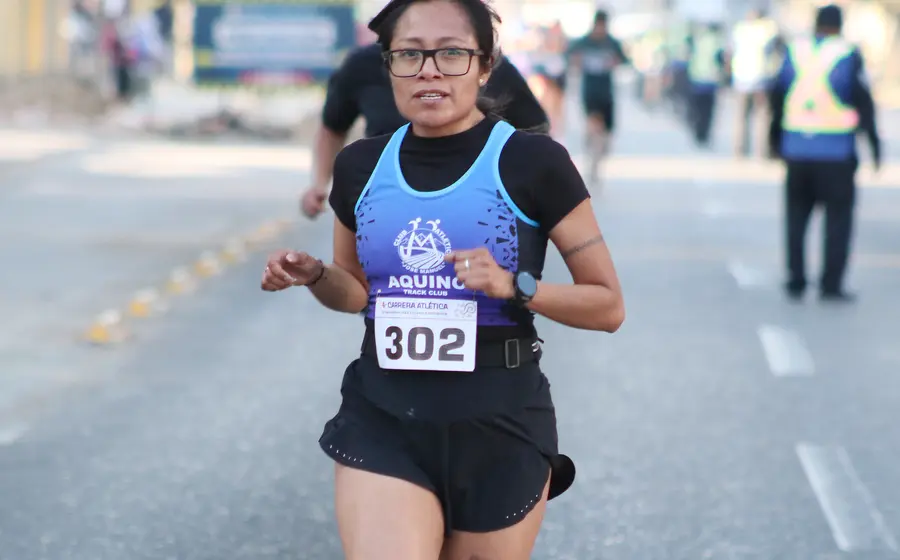 Leida Cruz celebra su victoria como primer lugar en la categoría libre femenil de la emocionante carrera Atlética Dominical, evento de gran convocatoria.