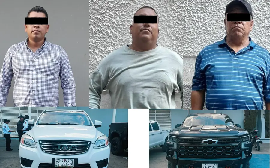 Tres de los detenidos, presuntamente el líder de la CTM y sus escoltas, de pie frente a las dos camionetas aseguradas por las autoridades.