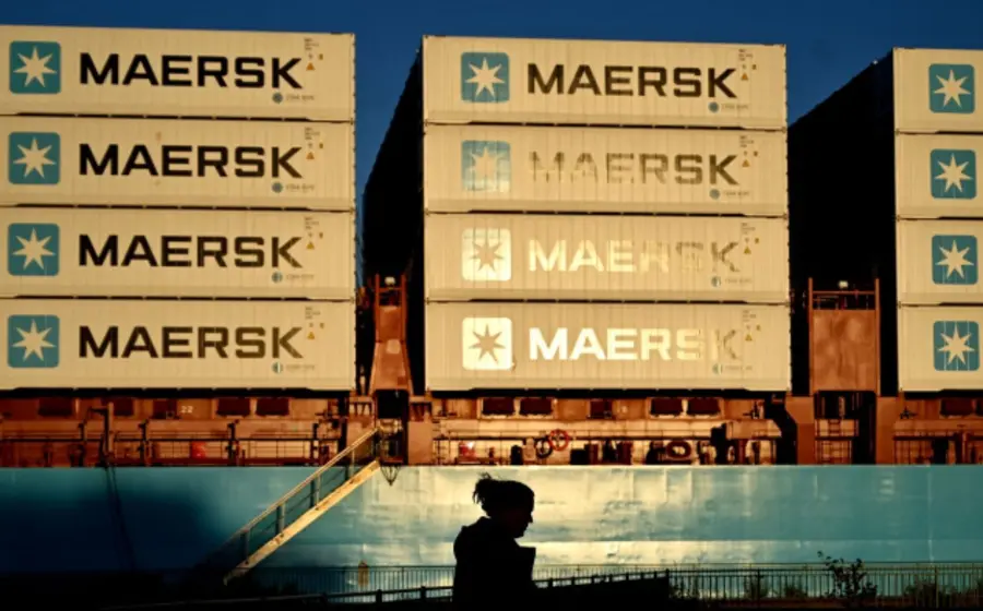 Un buque de carga de una naviera como Maersk o Cosco navega en el mar, representando las rutas restringidas en el Golfo.