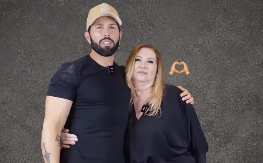 La mamá de Poncho De Nigris, visiblemente afectada, expresa que la familia se siente perseguida y vulnerable y demandará a 'Regio Parce'.