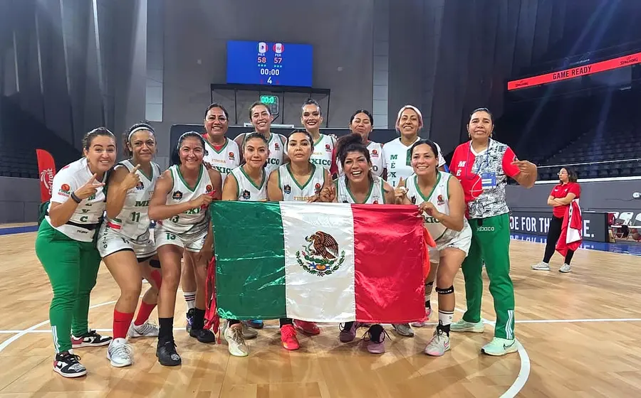 El equipo Maravillas de Oaxaca, originario de México, celebra con gran alegría su coronación como campeonas panamericanas del torneo.