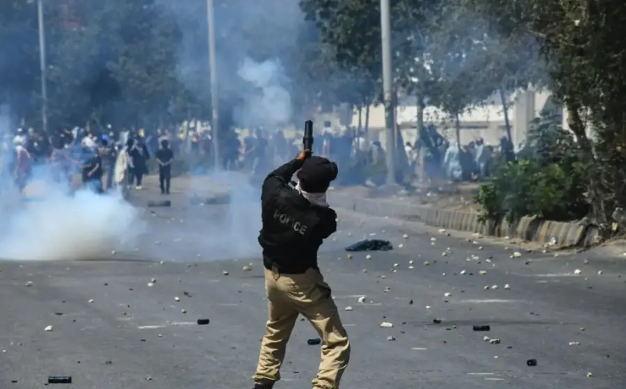 Una multitud de manifestantes irrumpe violentamente en el consulado estadounidense en Pakistán, un suceso que dejó diez personas muertas.