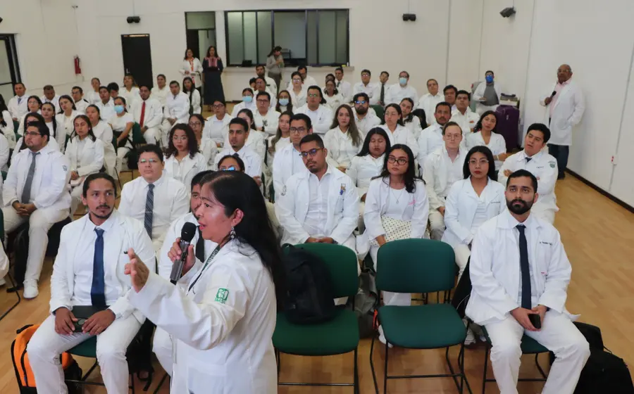 Un grupo de 99 médicas y médicos residentes se incorporan a Hospitales Generales de Zona y Unidades de Medicina Familiar del IMSS para su formación.