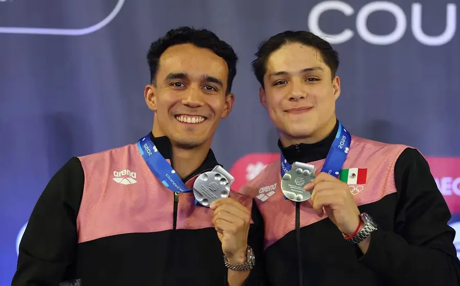 El equipo de clavadistas mexicanos celebra con orgullo tras haber ganado la medalla de plata en la competencia deportiva.