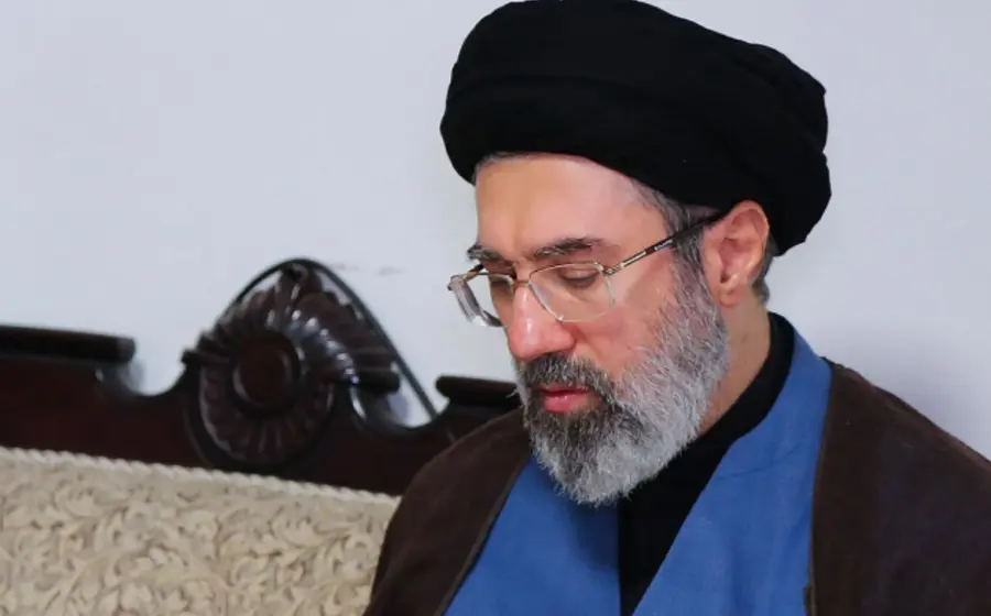 Retrato de Mojtaba Jamenei, quien fue elegido como el nuevo líder supremo de Irán, sucediendo a su padre en el cargo.