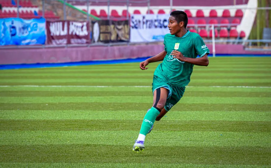 El joven futbolista Omar de la Cruz, quien se integra a las fuerzas básicas del Club de Fútbol Pachuca para su desarrollo profesional.