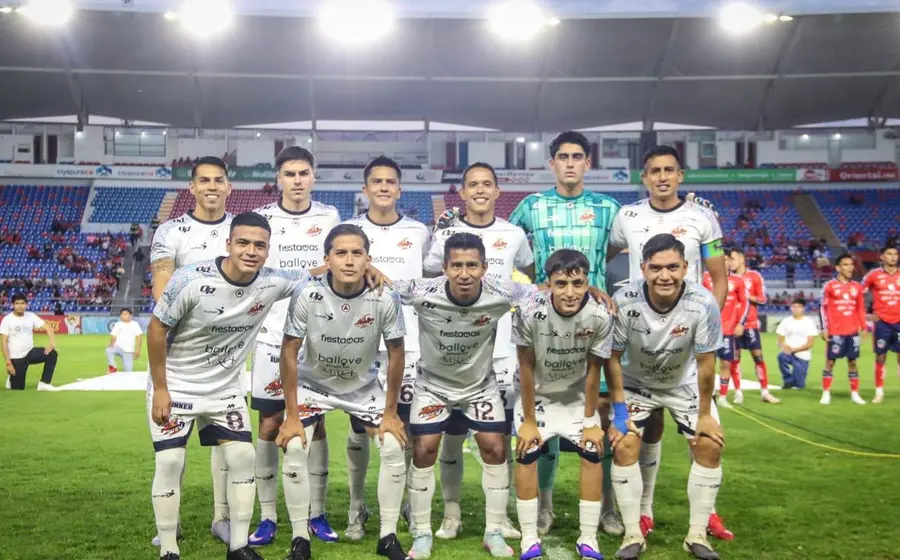 El equipo titular de los Alebrijes, alineado por el DT Efrén Hernández, posa para la fotografía del once inicial antes del partido en Irapuato.