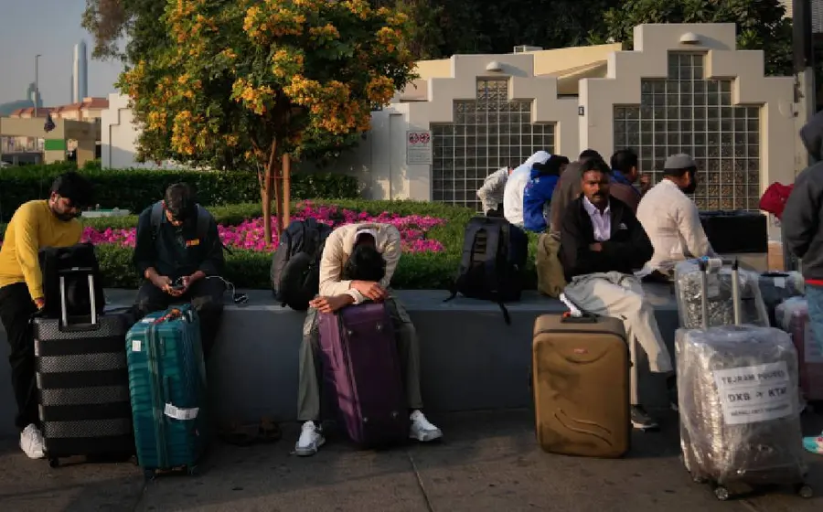Un grupo de ciudadanos mexicanos reciben apoyo consular como parte del operativo de rescate realizado por el gobierno de México en Medio Oriente.