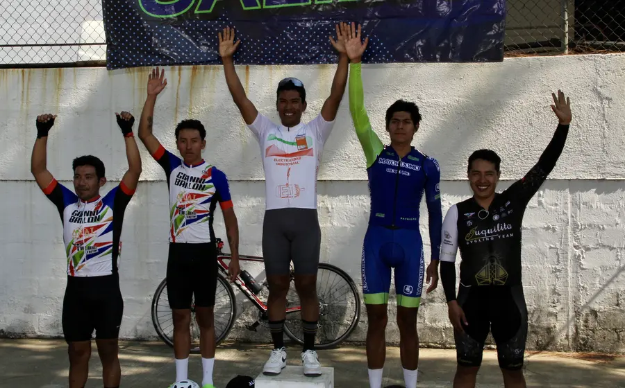 El podio de la categoría élite con el ganador Óscar Abraham Ramírez en el primer lugar, celebrando su triunfo en la competencia.