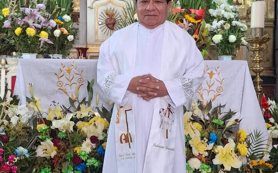 El Padre Facundo en un retrato que refleja su fe vivida en cercanía y servicio, buscando que los fieles amen la Eucaristía.