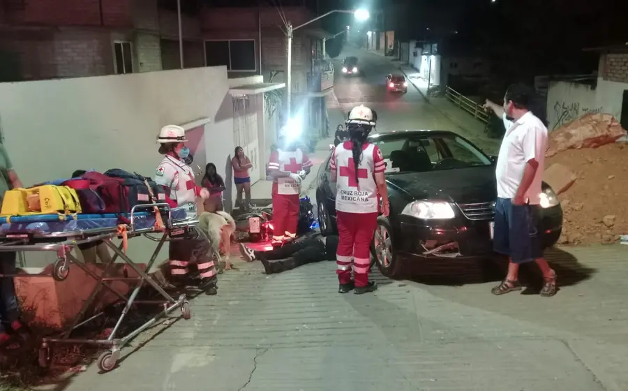 Paramédicos de la Cruz Roja atienden la emergencia tras un fatal accidente de motocicleta ocurrido en calles de la colonia Jardín.