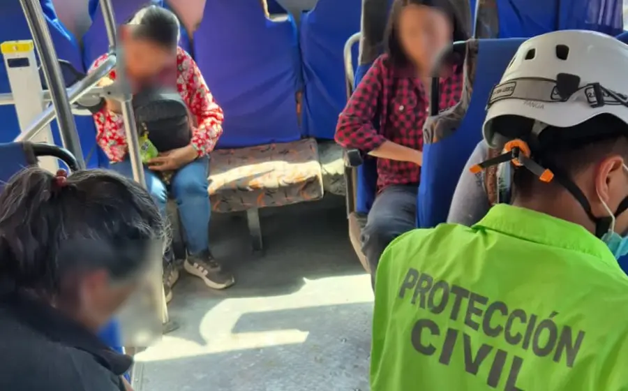 Paramédicos brindan primeros auxilios a tres pasajeros que resultaron heridos en el lugar de un accidente tras un choque de autobús.