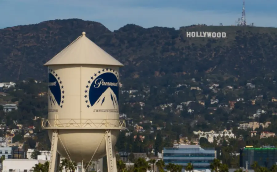 Logotipos de Paramount y Warner Bros juntos, ilustrando la operación de 110 mil millones de dólares que redefine la industria del cine.