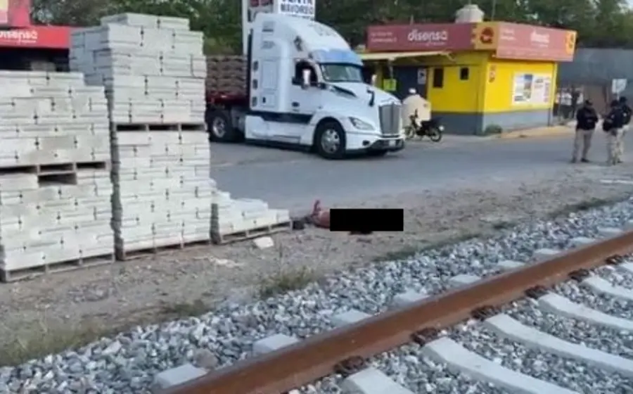 La escena del crimen donde yace una de las personas ejecutadas durante un ataque armado en el municipio de Juchitán de Zaragoza, Oaxaca.