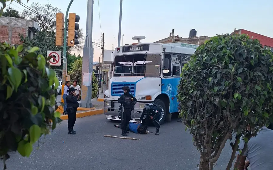 La escena de un trágico accidente donde una persona perdió la vida tras ser arrollada por un autobús y esperar una ambulancia.