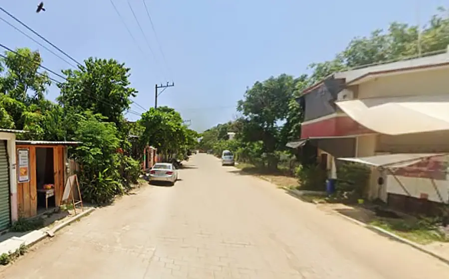 Elementos policiacos realizan la búsqueda de los presuntos responsables de un homicidio por agresión a balazos en un domicilio de Puerto Escondido.