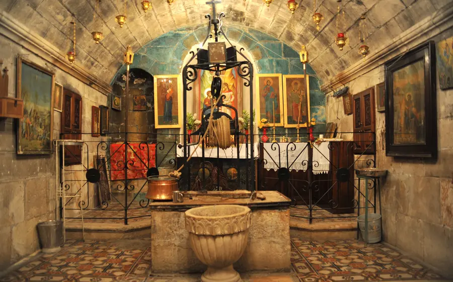 Una fotografía del pozo de Jacob, un lugar histórico que es presentado como símbolo de la abundancia y la fuente de la vida.