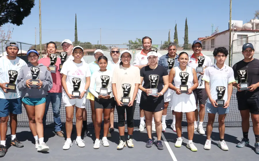 Grupo de campeones y finalistas de las diferentes categorías del Torneo de Afiliación de tenis posando juntos durante la ceremonia de premiación.