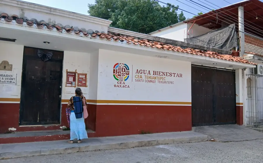 Ciudadanos de Tehuantepec se manifiestan en la vía pública para reclamar a las autoridades por la falta de servicio de agua potable.