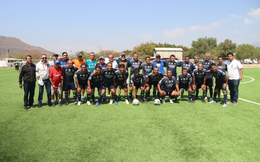 El equipo de fútbol Pumas Prepa celebra su victoria tras consagrarse campeón del torneo en la categoría Diamantes.