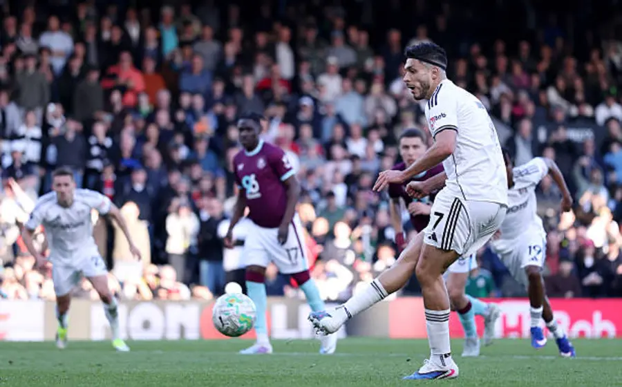 Raúl Jiménez, delantero del Fulham, celebra el tercer gol que anotó contra el Burnley, una anotación que dedicó a su padre.