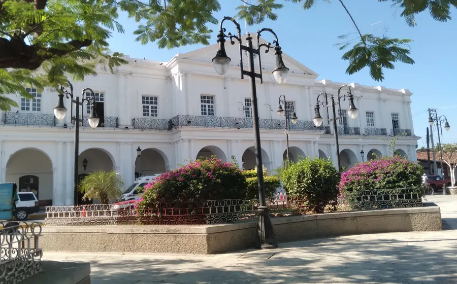 Una regidora de Tehuantepec exige que las sesiones de cabildo sean públicas para combatir la presunta opacidad en el manejo de los recursos.