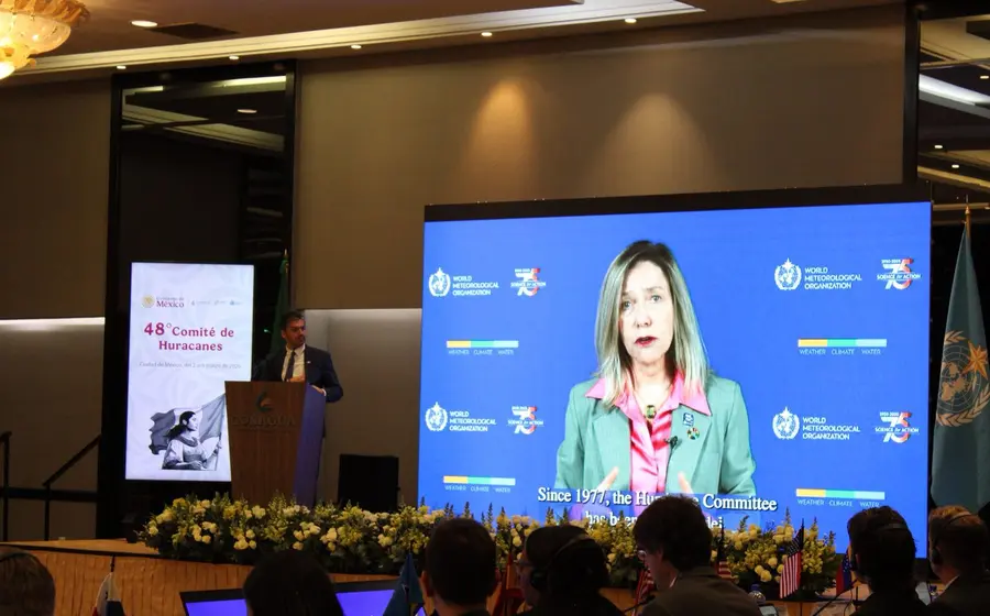 Participantes de 27 naciones reunidos durante el 48º Comité de Huracanes, discutiendo el uso de inteligencia artificial en la defensa climática.