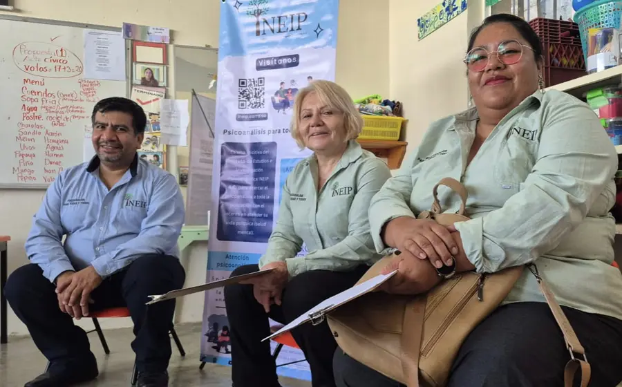 El director Alejandro Ortiz, la subdirectora Fausta Ibáñez y la psicoanalista Dina Ramírez en la reunión con el comité de padres de familia del instituto.