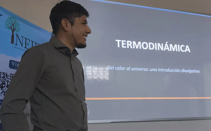 El Licenciado en Física, Ricardo Eduardo Ruiz Bernabé, durante la clase que impartió titulada “Termodinámica en la vida” para los asistentes.