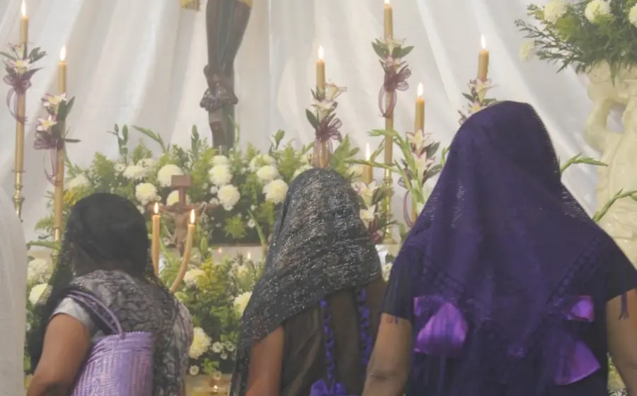 Fieles católicos participan en el ritual ancestral del lavatorio de pies para honrar la imagen del Cristo Negro de Chicuindi en la comunidad.