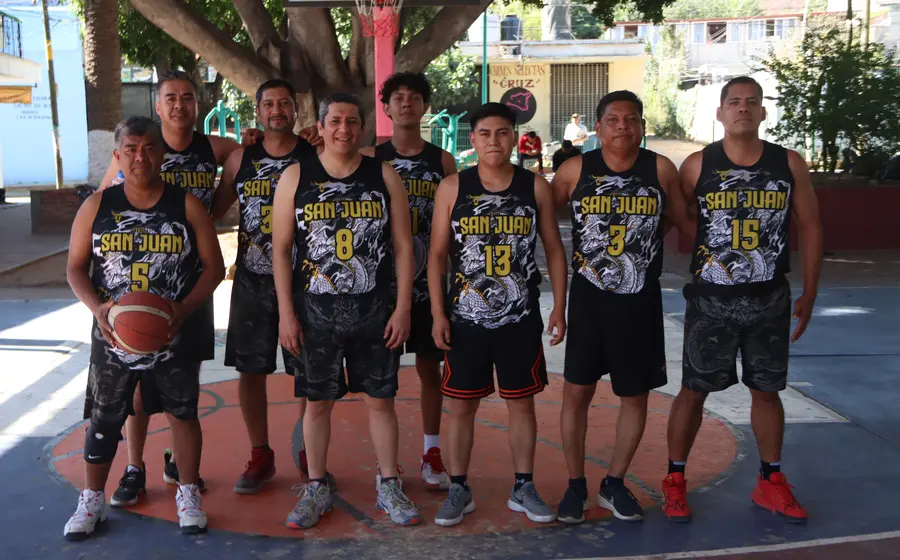 El equipo de básquetbol San Juan en plena acción durante el partido donde obtuvieron un valioso e importante triunfo.