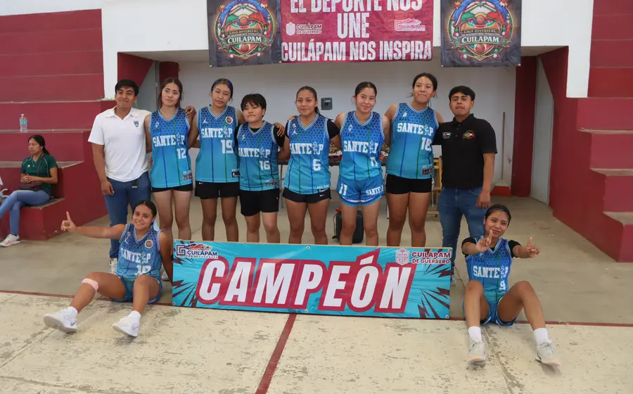 El equipo de basquetbol Santelp celebra su victoria tras ganar el título en la categoría cadetes femenil.