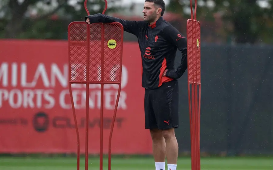 El futbolista Santiago Giménez, conocido como 'Bebote', fue descartado por el técnico Allegri para el partido del Lazio contra el AC Milan.