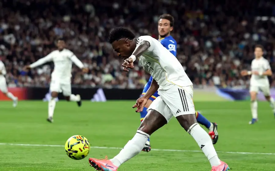 Jugadores del Real Madrid muestran su decepción en el campo tras sufrir su segunda derrota al hilo, un nuevo descalabro para el equipo merengue.