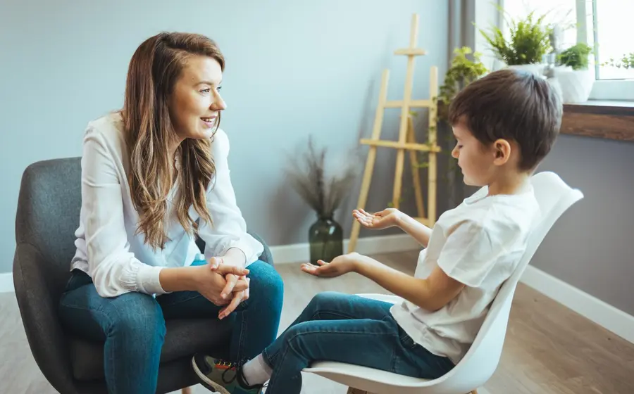 Un niño en primer plano, representando el tema de un seminario sobre cómo evitar interpretaciones erróneas de los estados afectivos infantiles.