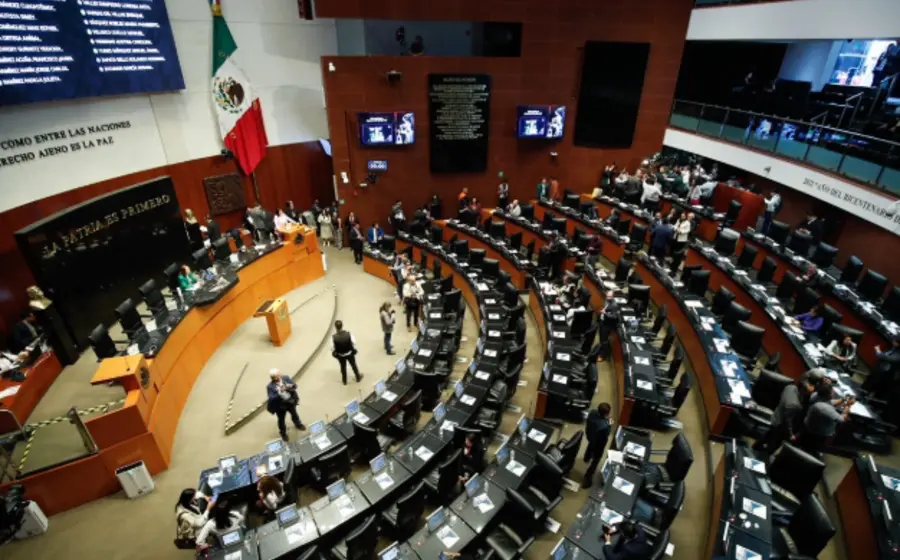 Comisiones del Senado de la República discutiendo el dictamen de la reforma que busca frenar las jubilaciones de élite en el país.