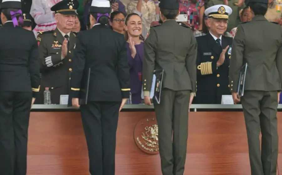 La presidenta Claudia Sheinbaum encabeza la ceremonia del Día Internacional de la Mujer, honrando a las mujeres de las Fuerzas Armadas de México.