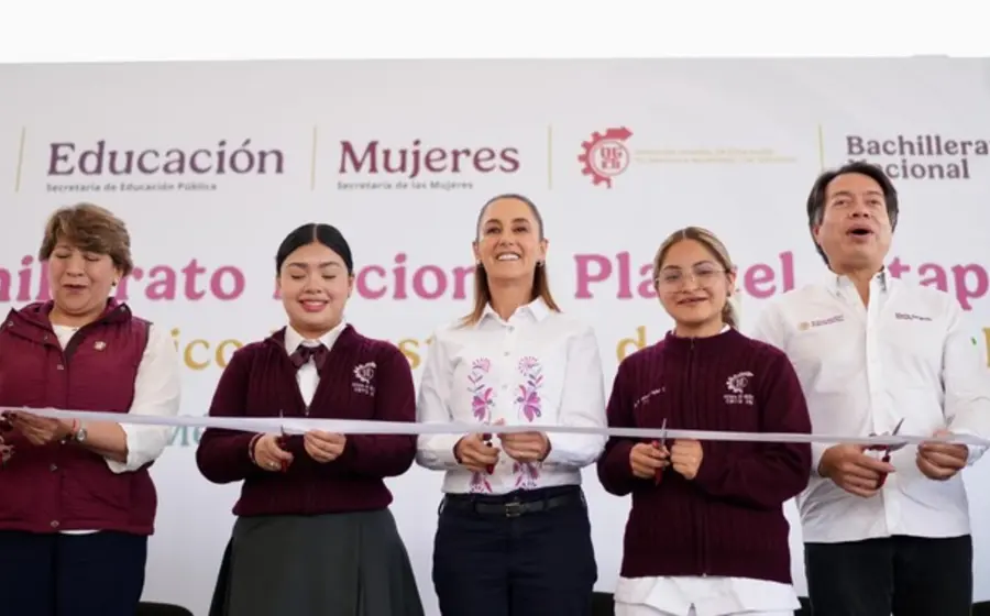 La Presidenta Claudia Sheinbaum durante la inauguración de dos nuevos planteles del Bachillerato Nacional en el Estado de México para fortalecer la educación.