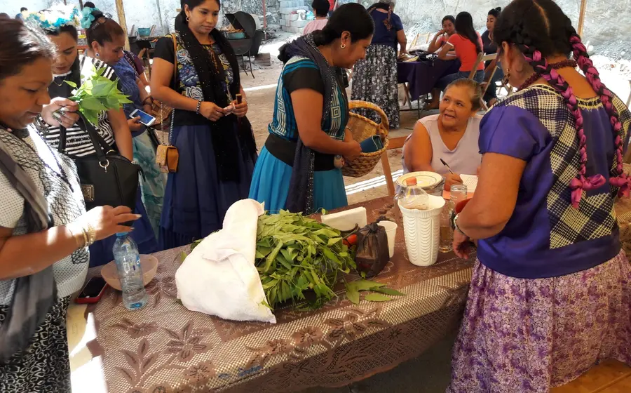 Las shelashuanas fungen como anfitrionas durante un encuentro religioso que marca la tradición y fe de los viernes de Cuaresma en Tehuantepec.