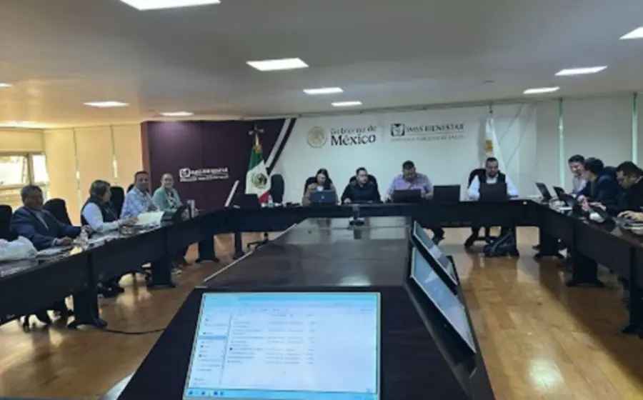 Trabajadores del sector salud, parte de los más de 100 mil afectados por presuntas irregularidades en el traslado de plazas al IMSS Bienestar.