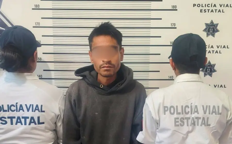 Un hombre es detenido por elementos de la policía vial en el centro de la ciudad, tras ser acusado de arrebatarle un teléfono a un niño.