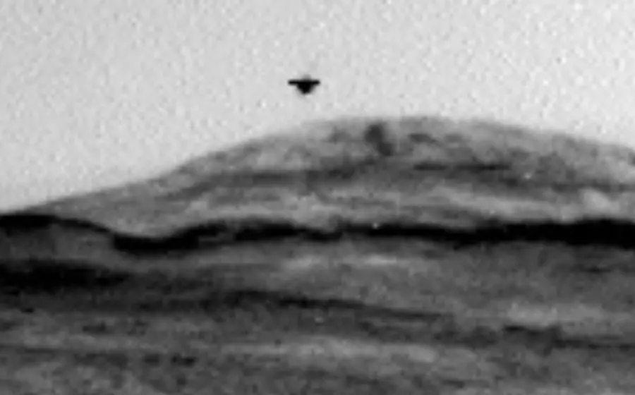 Fotografía de la superficie de Marte, tomada por la NASA en el cráter Gale, que muestra un objeto que ha generado debate sobre un posible OVNI.