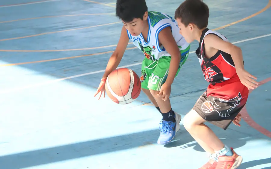 Niños y niñas participan con entusiasmo en un partido del Torneo de Basquetbol Infantil celebrado en el municipio de San José de Gracia.