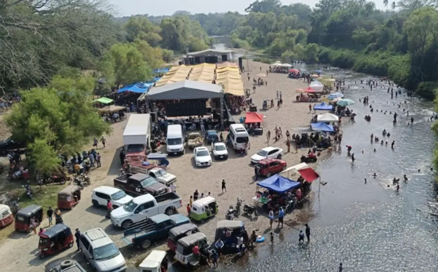 Fieles católicos de la comunidad de Reforma de Pineda reunidos en el Río Ostuta para la celebración de la tradicional Lavada de Ropa.