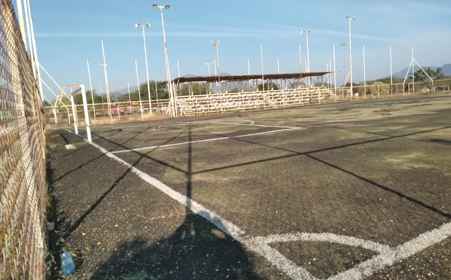 Las canchas, la pista de atletismo y áreas verdes de la unidad deportiva Guiengola muestran un visible estado de deterioro y abandono.