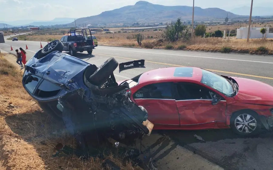Uno de los vehículos involucrados en el accidente yace volcado sobre el pavimento de la carretera en Ocotlán de Morelos.