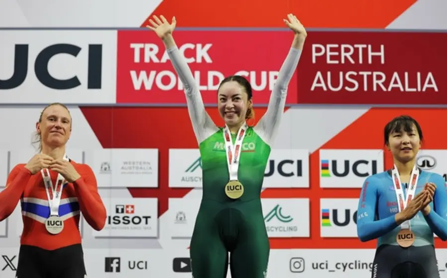 La deportista mexicana Yareli Acevedo celebra en lo más alto del podio tras ganar la medalla de oro en la competencia de Australia.