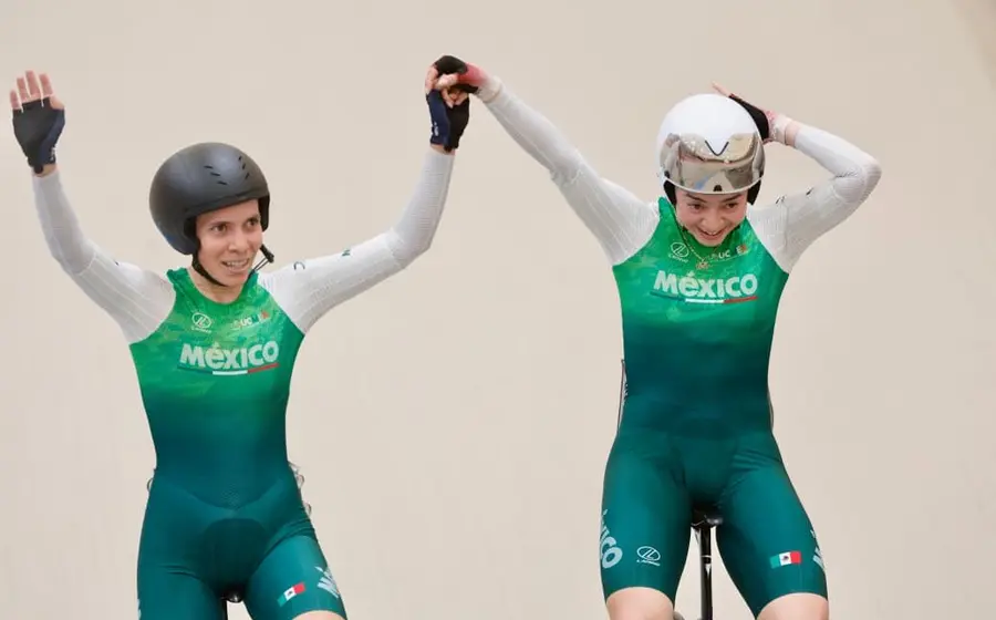 Las ciclistas mexicanas Yareli Acevedo y Sofía Arreola celebran tras ganar la medalla de bronce en la Copa del Mundo de Ciclismo.