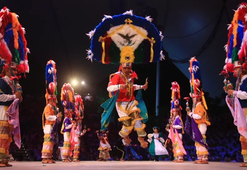 ¡El SECRETO detrás de la Guelaguetza: ¿Quiénes son los verdaderos guardianes de la tradición de Oaxaca?  Cientos de comunidades han iniciado una batalla épica para llegar al Auditorio del Cerro del Fortín en 2026. No es solo una 'evaluación técnica', es un duelo de orgullo donde la autenticidad de sus tradiciones, la fuerza de sus danzas y la riqueza de sus trajes compiten por un lugar.
