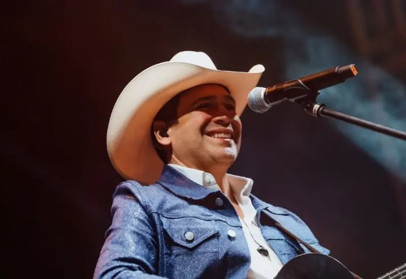 El cantante busca movilizar al voto latino en Texas.